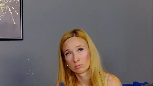 Snapshot of AnneHove chatting on 06/15/26, 03:53 AnneHove online show from 06/15/26, 03:53