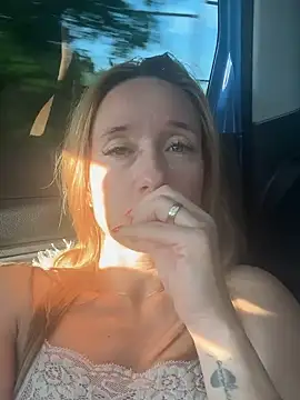 Snapshot of AnneHove chatting on 07/18/26, 04:11 AnneHove online show from 07/18/26, 04:11