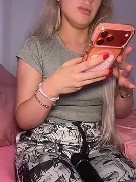 Holly-Glamour online show from 12/22/25, 01:35