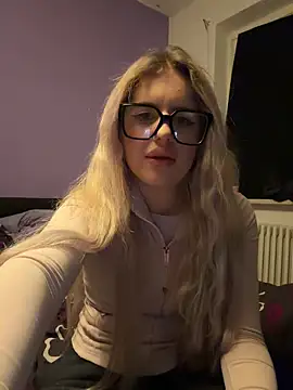 Holly-Glamour online show from 04/27/26, 11:58
