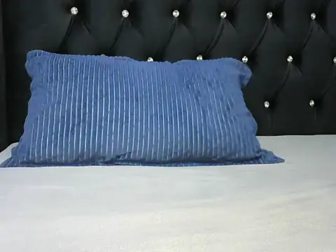 Cryaluna online show from 10/19/25, 09:21