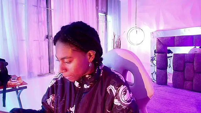 Snapshot of Queen_perla_ chatting on 06/28/26, 12:33 Queen perla online show from 06/28/26, 12:33