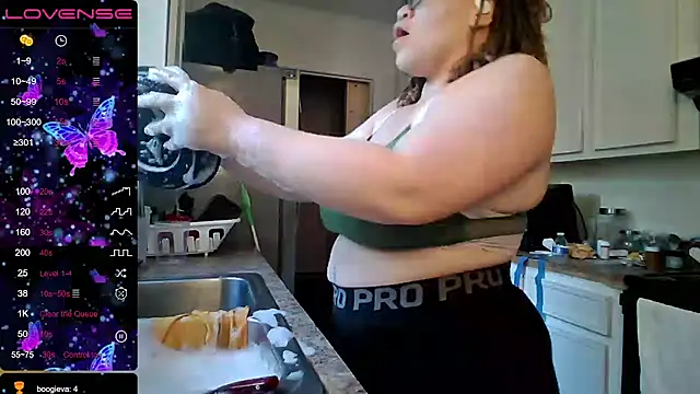 Snapshot of Milfshakecafe chatting on 09/19/25, 01:23 Milfshakecafe online show from 09/19/25, 01:23