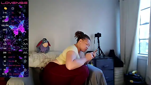 Snapshot of Milfshakecafe chatting on 10/02/25, 02:35 Milfshakecafe online show from 10/02/25, 02:35