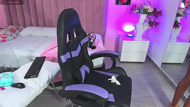 RolyLoren online show from 12/01/24, 06:08