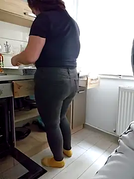 Snapshot of Aian09 chatting on 09/29/25, 11:37 Aian09 online show from 09/29/25, 11:37