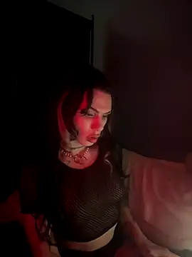 LinnWy69 online show from 12/20/25, 07:26