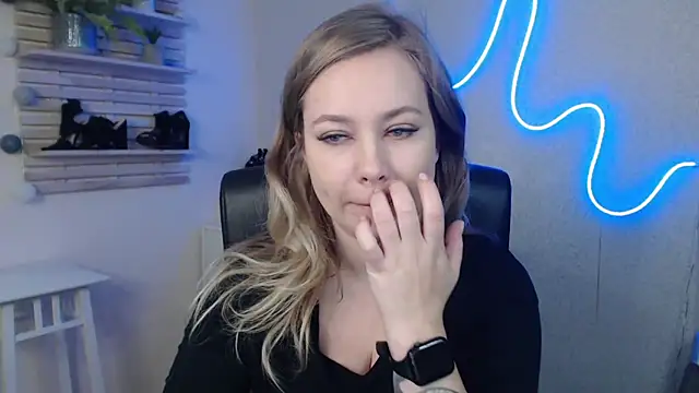 Snapshot of holly_xglam chatting on 01/02/25, 06:18 holly xglam online show from 01/02/25, 06:18