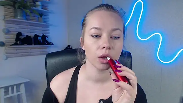 Snapshot of holly_xglam chatting on 02/20/25, 03:23 holly xglam online show from 02/20/25, 03:23