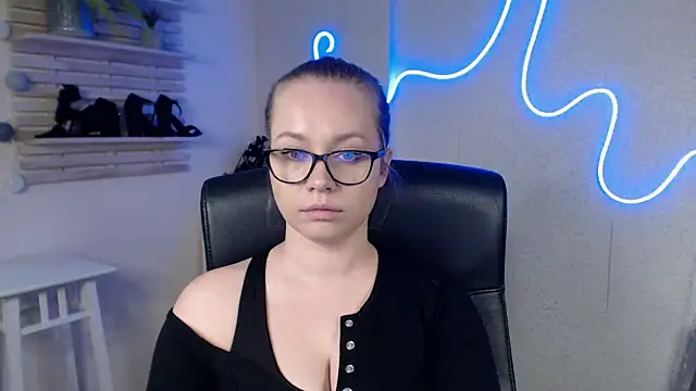 Snapshot of holly_xglam chatting on 02/20/25, 06:28 holly xglam online show from 02/20/25, 06:28