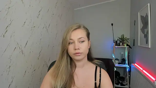 Snapshot of holly_xglam chatting on 09/11/25, 04:29 holly xglam online show from 09/11/25, 04:29