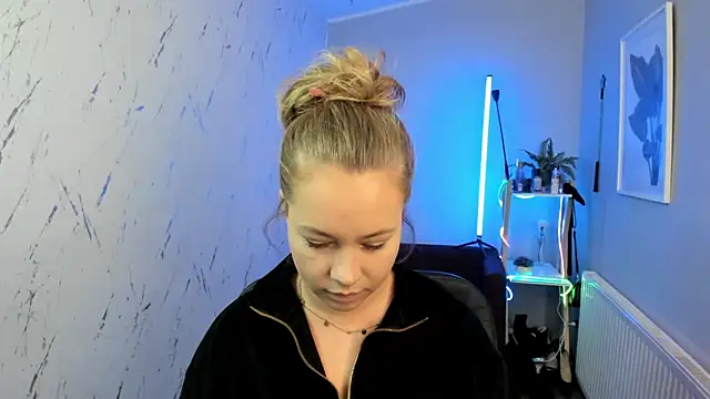 Snapshot of holly_xglam chatting on 10/01/25, 05:08 holly xglam online show from 10/01/25, 05:08