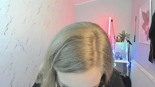 Snapshot of holly_xglam chatting on 10/08/25, 05:10 holly xglam online show from 10/08/25, 05:10