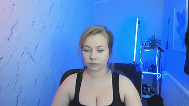 Snapshot of holly_xglam chatting on 10/13/25, 04:51 holly xglam online show from 10/13/25, 04:51