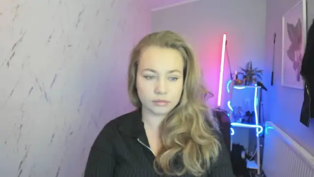 Snapshot of holly_xglam chatting on 10/15/25, 06:08 holly xglam online show from 10/15/25, 06:08