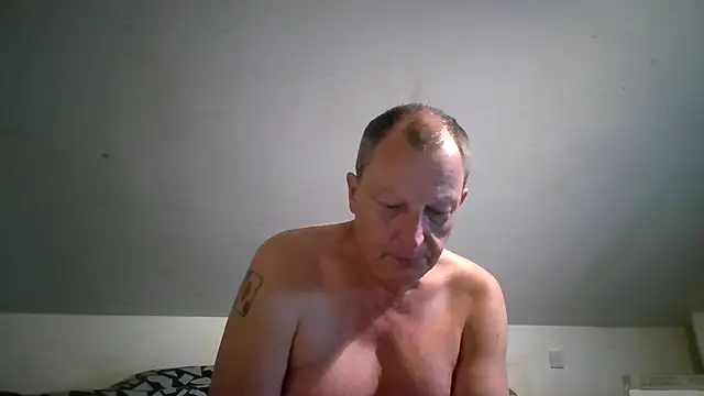 Snapshot of chubbybear2cum chatting on 06/06/26, 04:39 chubbybear2cum online show from 06/06/26, 04:39