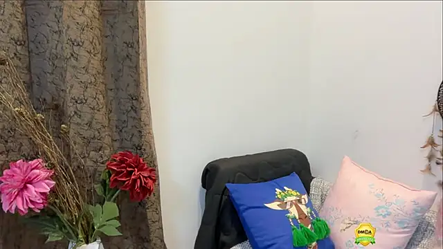 Snapshot of Unique-Beauty chatting on 09/25/25, 04:43 Unique-Beauty online show from 09/25/25, 04:43