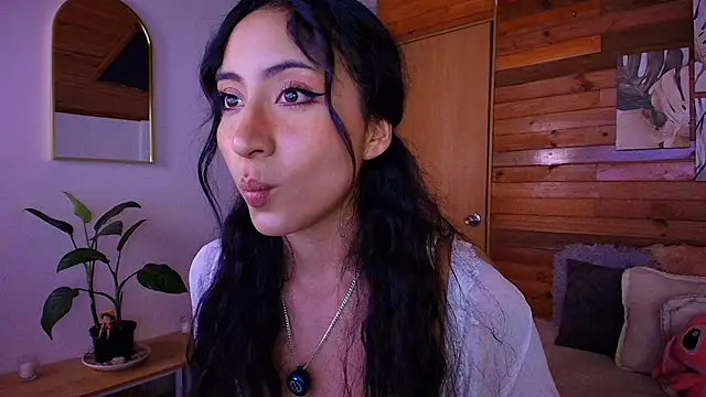 Snapshot of amber_curly chatting on 06/17/26, 08:43 amber curly online show from 06/17/26, 08:43