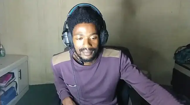 Snapshot of gldnmvsk_XO chatting on 03/05/25, 08:53 gldnmvsk XO online show from 03/05/25, 08:53