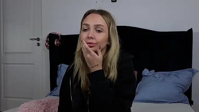 AnnaMaee online show from 11/18/25, 06:45