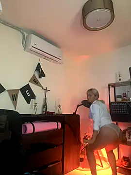 Snapshot of Ramona_Flower chatting on 10/14/25, 01:06 Ramona Flower online show from 10/14/25, 01:06