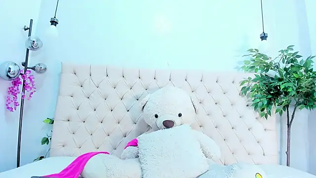 Victoria Coleman online show from 11/24/25, 07:13