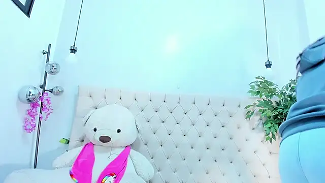 Victoria Coleman online show from 12/05/25, 08:16