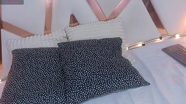 LilithSmith  online show from 11/21/25, 11:42