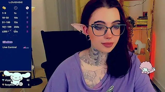 Snapshot of Dixi_Pixi_ chatting on 01/05/25, 11:48 Dixi Pixi online show from 01/05/25, 11:48
