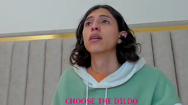 FreyaMoller online show from 11/11/25, 07:36