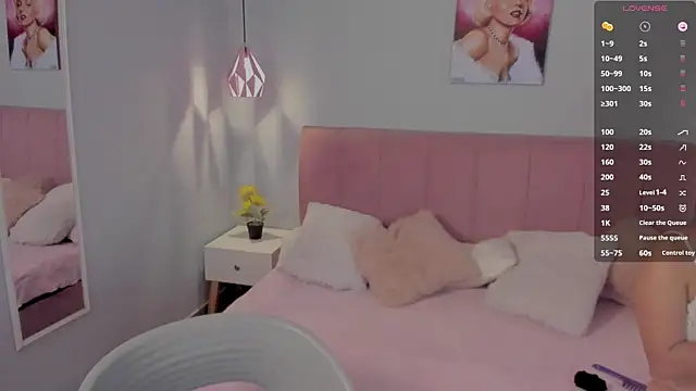 sophie alice  online show from 03/08/25, 12:30