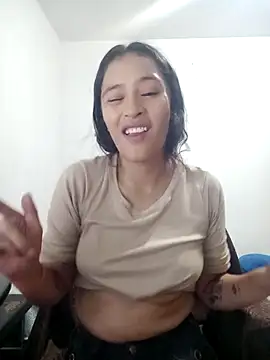 Snapshot of Hanha00 chatting on 10/12/25, 01:15 Hanha00 online show from 10/12/25, 01:15