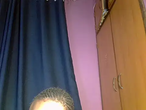 Snapshot of Queen_petite_ chatting on 04/03/26, 06:28 Queen petite online show from 04/03/26, 06:28