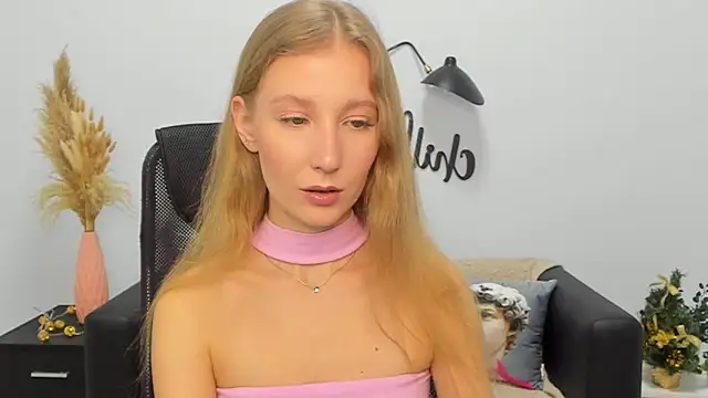 Snapshot of LolaWilsons chatting on 12/31/24, 10:04 LolaWilsons online show from 12/31/24, 10:04