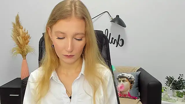 Snapshot of LolaWilsons chatting on 01/10/25, 09:44 LolaWilsons online show from 01/10/25, 09:44