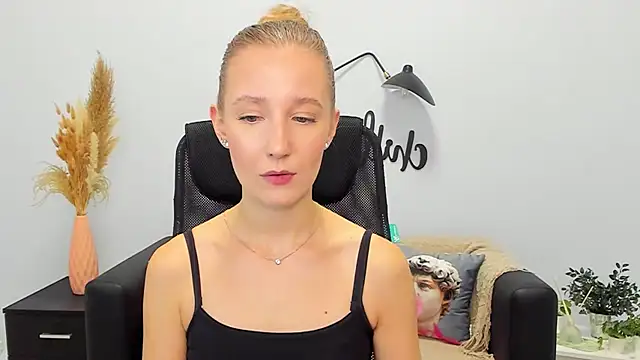 Snapshot of LolaWilsons chatting on 01/21/25, 01:22 LolaWilsons online show from 01/21/25, 01:22