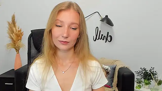 Snapshot of LolaWilsons chatting on 02/19/25, 09:17 LolaWilsons online show from 02/19/25, 09:17