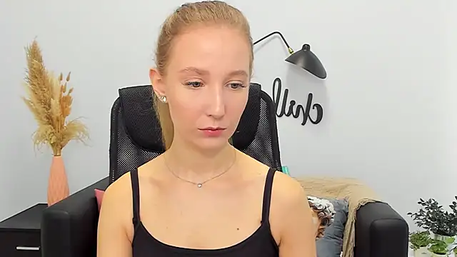 Snapshot of LolaWilsons chatting on 03/13/25, 06:16 LolaWilsons online show from 03/13/25, 06:16