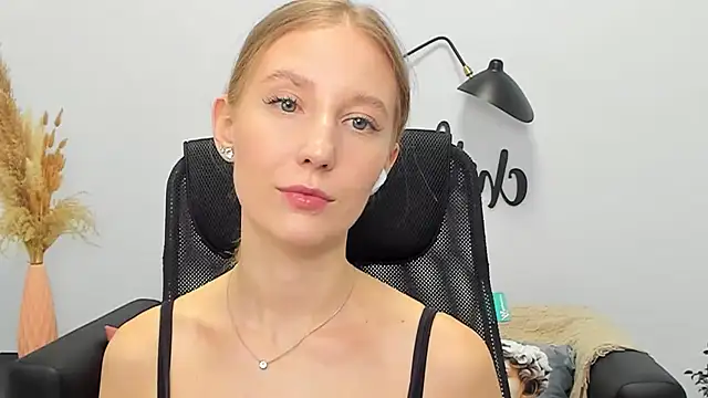 Snapshot of LolaWilsons chatting on 03/13/25, 12:35 LolaWilsons online show from 03/13/25, 12:35