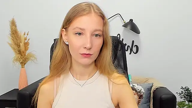 Snapshot of LolaWilsons chatting on 03/18/25, 06:14 LolaWilsons online show from 03/18/25, 06:14