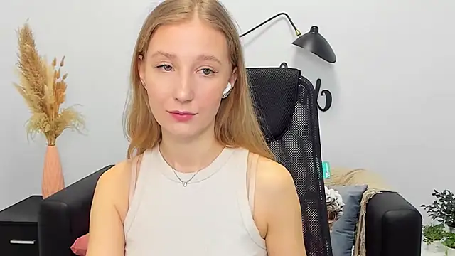 Snapshot of LolaWilsons chatting on 03/18/25, 09:20 LolaWilsons online show from 03/18/25, 09:20