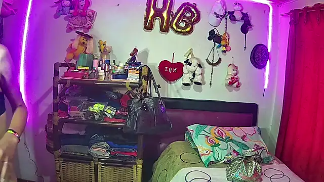 Snapshot of alexxa_dirty chatting on 01/15/25, 04:00 alexxa dirty online show from 01/15/25, 04:00