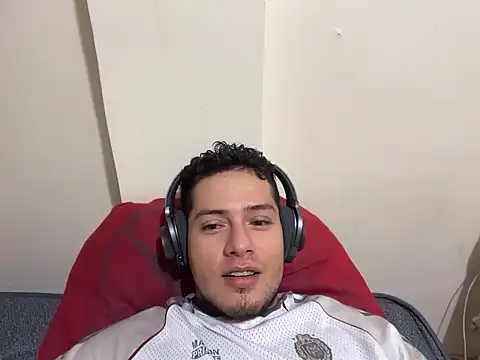 Snapshot of Malandralle chatting on 11/26/25, 05:08 Malandralle online show from 11/26/25, 05:08