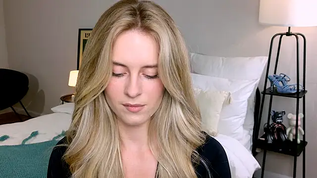 RozzitaBedberry online show from 09/19/25, 03:13