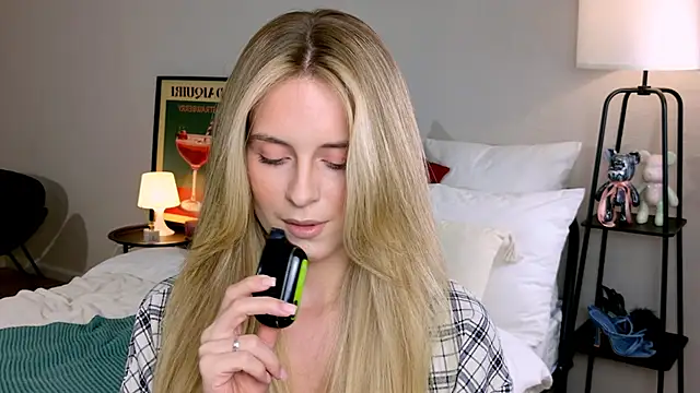 RozzitaBedberry online show from 10/18/25, 01:01