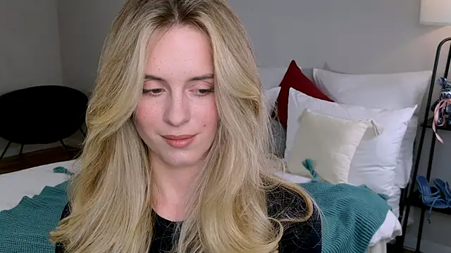 RozzitaBedberry online show from 11/18/25, 02:54