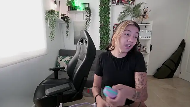 Snapshot of blvckbabyweed07 chatting on 04/16/26, 11:55 blvckbabyweed07 online show from 04/16/26, 11:55
