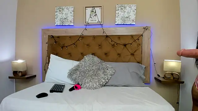 Snapshot of CristalLoren chatting on 12/17/25, 06:25 CristalLoren online show from 12/17/25, 06:25