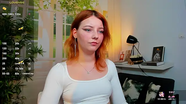 pretty little thing online show from 10/16/25, 03:02