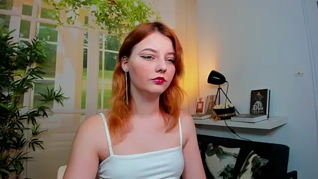 pretty little thing online show from 10/25/25, 04:35